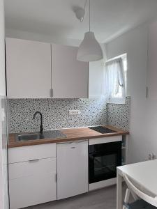Kuchyň nebo kuchyňský kout v ubytování Rab - Apartman Matea