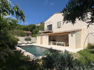 a house with a swimming pool in a yard at La Mirande à Lacoste in Lacoste