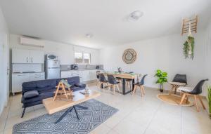 Η κουζίνα ή μικρή κουζίνα στο Awesome Home In Belves-De-Castillon