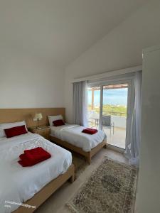 Postel nebo postele na pokoji v ubytování white villa 4 bedroom elgouna heated pool
