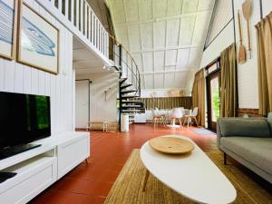 ein Wohnzimmer mit Sofa und Fernseher in der Unterkunft De Vlier 8* in Nieuwvliet