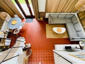 eine Küche mit orangefarbenen Fliesenböden und einer Couch in der Unterkunft De Vlier 8* in Nieuwvliet