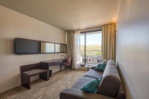 TV a/nebo společenská místnost v ubytování Mercure Aix-en-Provence La Duranne Gare TGV