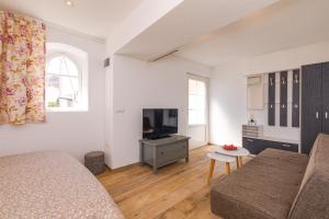 a living room with a couch and a tv at Yvonne in Krk