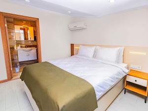 Postel nebo postele na pokoji v ubytování Quinnova Hotel