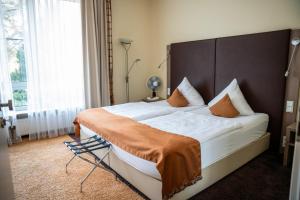 Postel nebo postele na pokoji v ubytování Hotel am Schlosspark