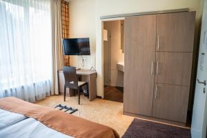 Postel nebo postele na pokoji v ubytování Hotel am Schlosspark