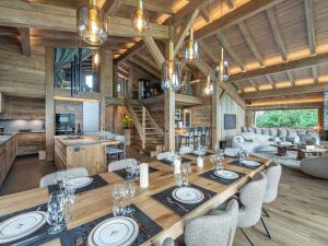 Reštaurácia alebo iné gastronomické zariadenie v ubytovaní Chalet moderne avec piscine intérieure et hammam - FR-1-569-76
