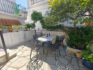 Gallery image of Louloudi, charming townhouse in Skiathos Town +10 photos