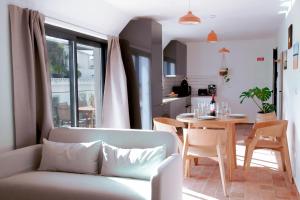 a living room with a couch and a table at Mar-Ria 8 in Fuzeta