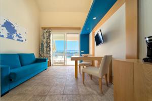 A television and/or entertainment centre at Salt Apartments Vistalmar