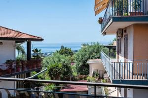 Un balcón del apartamento con vista al mar. en Spacious Apartment with Sea View in Aci Castello, en Aci Castello