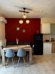 Η κουζίνα ή μικρή κουζίνα στο Haris apartments