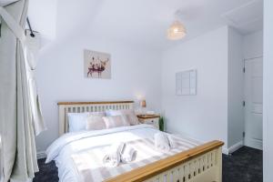 Ένα ή περισσότερα κρεβάτια σε δωμάτιο στο Stunning Warrington Home with Parking, Fully Equipped, Contractors, Families, Groups, Working Professionals