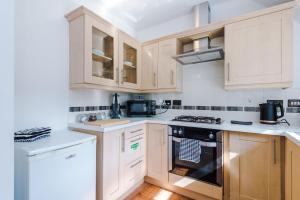 Η κουζίνα ή μικρή κουζίνα στο Stunning Warrington Home with Parking, Fully Equipped, Contractors, Families, Groups, Working Professionals