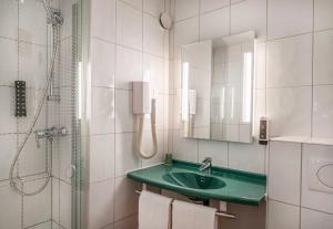 Koupelna v ubytování B&B HOTEL Rothrist Olten + 16 fotografií