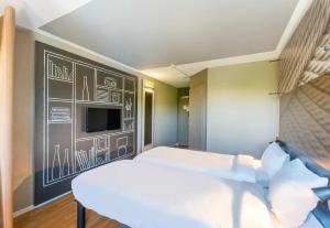 TV a/nebo společenská místnost v ubytování B&B HOTEL Rothrist Olten