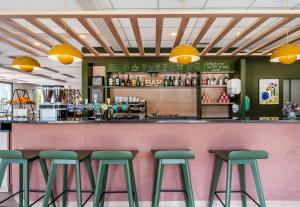 Lounge nebo bar v ubytování B&B HOTEL Rothrist Olten