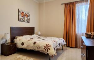 Tempat tidur dalam kamar di Riviera Holiday Apartments - Seafront - Wifi