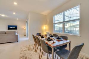 Televisyen dan/atau pusat hiburan di Modern 5br Getaway W Heated Pool & Bbq Area