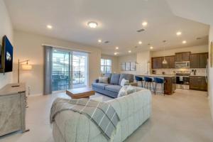 Dapur atau dapur kecil di Modern 5br Getaway W Heated Pool & Bbq Area