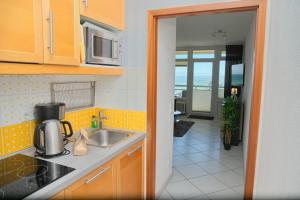 Η κουζίνα ή μικρή κουζίνα στο Grömitz- Center II App 37 inkl WLAN +8 φωτογραφίες