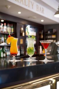 ケープタウンにあるザ コモドール ホテルのカウンターでカクテル3杯 +37枚の写真