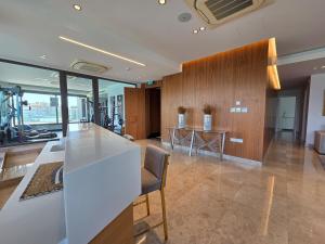 Ruang duduk di Luxury Seaview Escape 3bd in Limassol Skyscraper +50 gambar