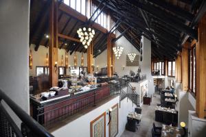 an overhead view of a restaurant with a buffet at Kwa Maritane Lodge in Ledig