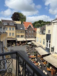 ファルケンブルグにあるHotel Hendrickxの建物と通りの景色を望む
