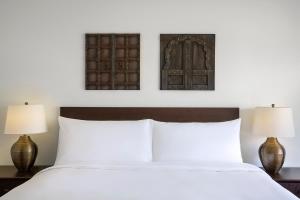 Aldhafra Resort, Vignette Collection by IHG客房内的一张或多张床位