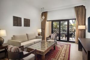 Aldhafra Resort, Vignette Collection by IHG的休息区