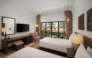 Aldhafra Resort, Vignette Collection by IHG客房内的一张或多张床位