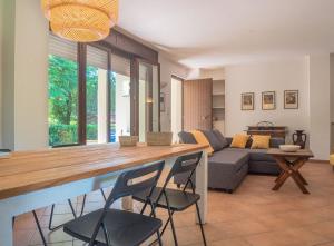 Una cocina y una sala de estar con mesa y sillas. en Casa Carla, en Massa