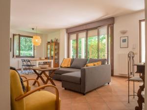 una sala de estar con un sofá y una mesa en Casa Carla, en Massa 16 fotos más