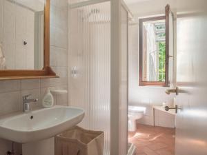 Un baño blanco con lavabo e inodoro. en Casa Carla, en Massa