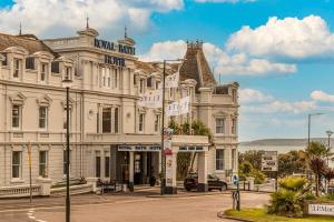 un edificio blanco con un letrero de la calle delante de él en Royal Bath Hotel & Spa Bournemouth, en Bournemouth