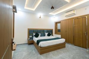 a bedroom with a large bed in a room at Hotel RD Palace in Agra