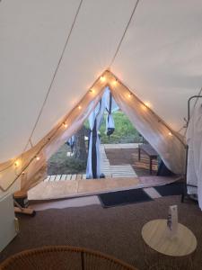 Tempat tidur dalam kamar di Zew Natury
