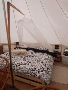 Tempat tidur dalam kamar di Zew Natury