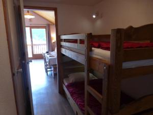 a room with two bunk beds and a dining room at Appartement au cœur de Méribel, 4 pers., balcon sud, proche pistes et commerces - FR-1-411-693 in Les Allues