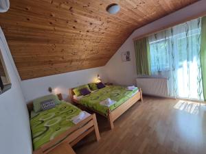 Postel nebo postele na pokoji v ubytování Apartman & Sobe Orhideja