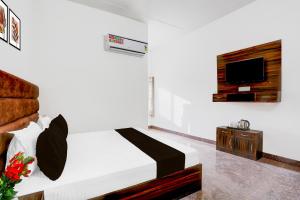 TV a/nebo společenská místnost v ubytování HOTEL O RAJENDRA PALACE