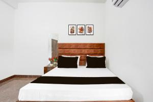 Postel nebo postele na pokoji v ubytování HOTEL O RAJENDRA PALACE