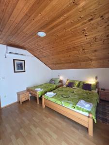 Postel nebo postele na pokoji v ubytování Apartman & Sobe Orhideja