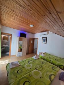 Postel nebo postele na pokoji v ubytování Apartman & Sobe Orhideja