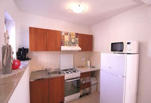 Kuchyň nebo kuchyňský kout v ubytování Apartments Mima