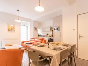 eine Küche und ein Esszimmer mit Tisch und Stühlen in der Unterkunft Appartement rénové 4 pers, hyper centre Cauterets - FR-1-812-66 in Cauterets