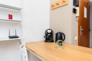 Η κουζίνα ή μικρή κουζίνα στο Comodo alloggio a due passi dal centro città - Fermata Metro "Marconi" a 200 mt