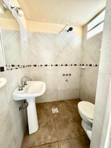 Ένα μπάνιο στο Departamento Dean Funes doble